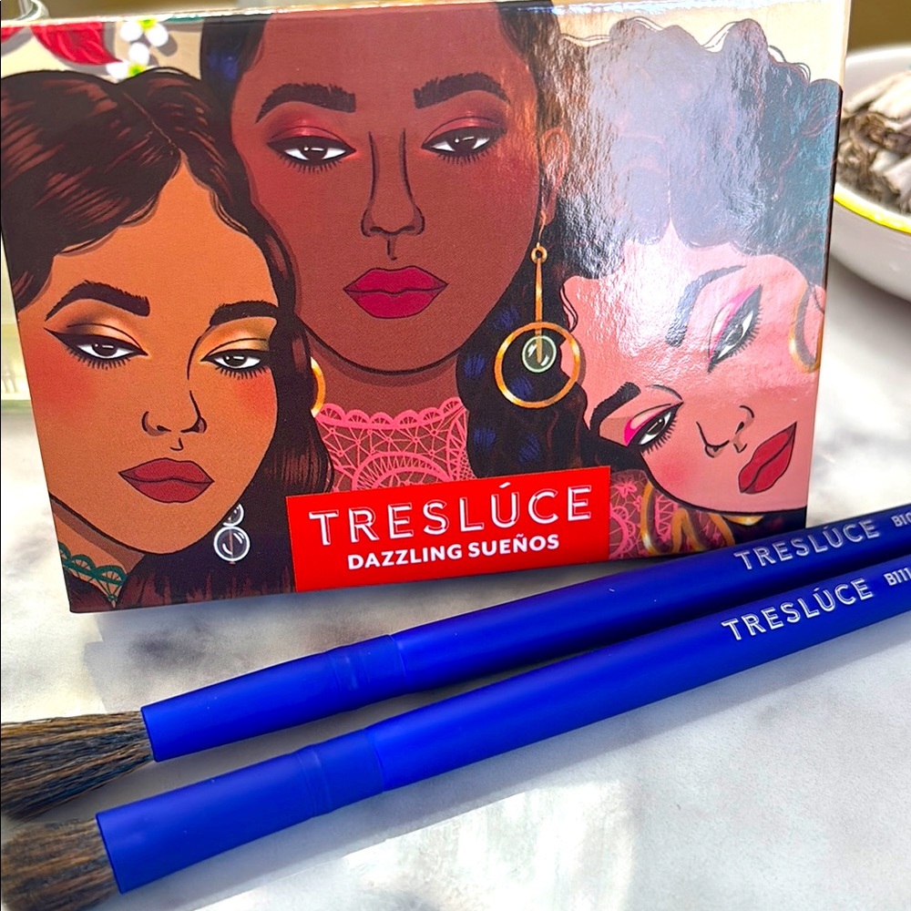 Dazzling Sueños Eyeshadow Palette with Blue Brushes